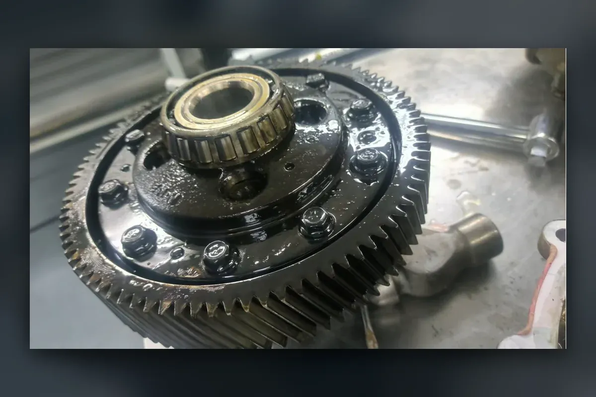 比亚迪唐底盘异响：后驱动电机与差速器轴承磨损